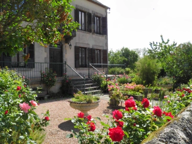 Beautiful bourgeois style house located on a plot of 8154 m2 for sale for 258,000€ in Puy-de-Dôme, Auvergne