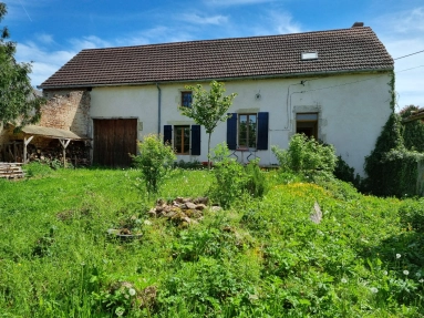 Charming, renovated house, situated on a plot of 1171 m2 with garage and barn for sale for 175,000€ in Allier, Auvergne