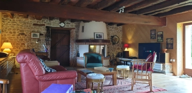 Renovated farmhouse on grounds of 2900m2 for sale for 160,000€ in Puy-de-Dôme, Auvergne