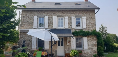 Pretty renovated cottage on a plot of 3738 m2 for sale for 264,000€ in Puy-de-Dôme, Auvergne