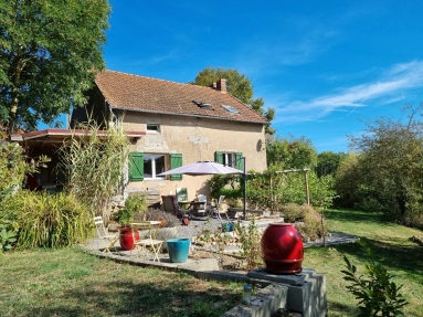 Charming, renovated house, located on a plot of 7449 m2 for sale for 159,500€ in Puy-de-Dôme, Auvergne