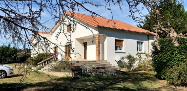 Lovely house on grounds of 3273 m2 with swimming pool for sale for 210,000€ in Allier, Auvergne