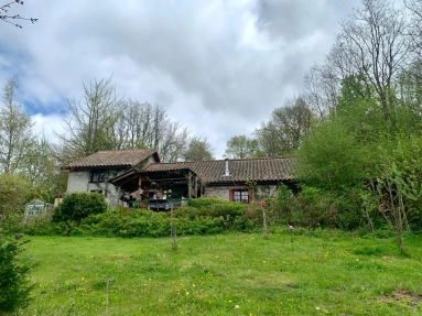 Charming natural stone house on grounds of 1 ha and shops within walking distance for sale for 149,000€ in Allier, Auvergne
