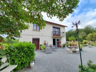 Lovely spacious house on grounds of 2392 m2 for sale for 177,975€ in Allier, Auvergne