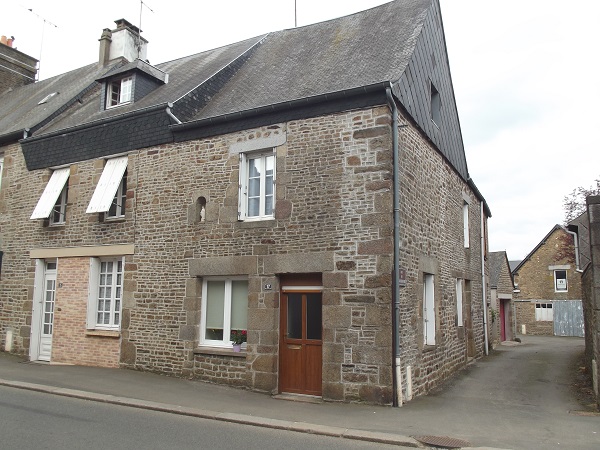 Immaculate 3 bedroom village property for sale for 63,000€ in Mayenne, Pays-de-la-Loire