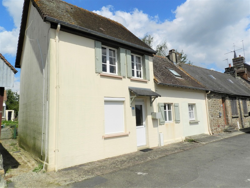 Edge of village cottage with enclosed garden and parking for sale for 93,720€ in Orne, Normandy