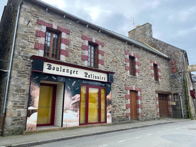 
Commercial premises and apartment of 220 sqm on a plot of 597 sqm
 for sale for 128,400€ in Côtes-d'Armor, Brittany