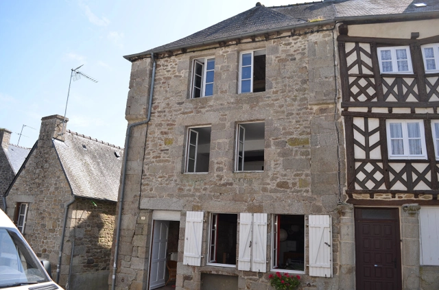 
MONCONTOUR: 4 BEDROOM HOUSE TO RENOVATE IN THE TOWN CENTRE
 for sale for 123,050&euro; in Côtes-d'Armor, Brittany