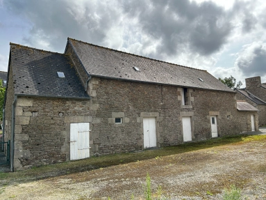 
Saint Méloir des Bois - Large 150 m2 barn to renovate in the centre of town
 for sale for 86,800€ in Côtes-d'Armor, Brittany