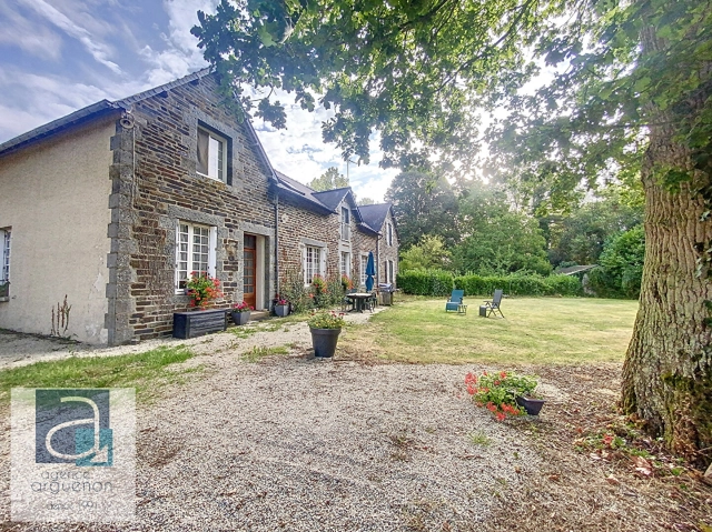
In rolling lush coutryside, a rural property ideal for samll holding, 2 houses, longere to renovate, big hangars, 2.5 acres o grounds
 for sale for 249,900&euro; in Côtes-d'Armor, Brittany