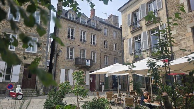 
DINAN HISTORIC CENTRE - Beautiful 19th-century building, divided into 5 apartments, protected area of DINAN
 for sale for 233,200&euro; in Côtes-d'Armor, Brittany