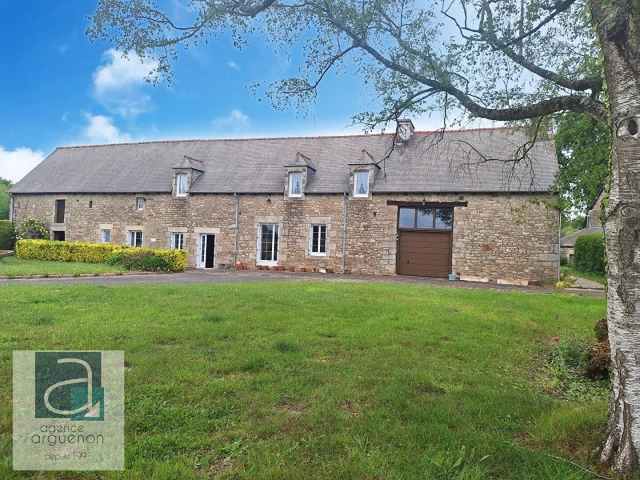 
4-bedroom farmhouse between Yvignac La Tour and Languédias on a large wooded plot
 for sale for 273,000&euro; in Côtes-d'Armor, Brittany