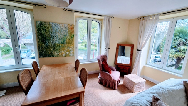 
Dinan- Elegant 2 bed apartment, full of light and beautiful views - in a bourgeois residence with timeless charm
 for sale for 234,000&euro; in Côtes-d'Armor, Brittany