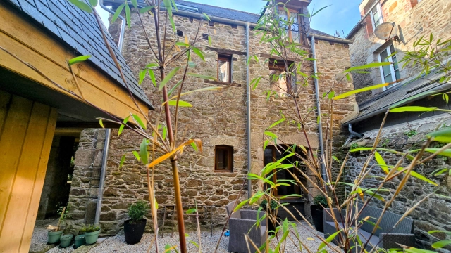 
Dinan - Character house in the heart of the valley, near the river - large garden with open views
 for sale for 239,200&euro; in Côtes-d'Armor, Brittany