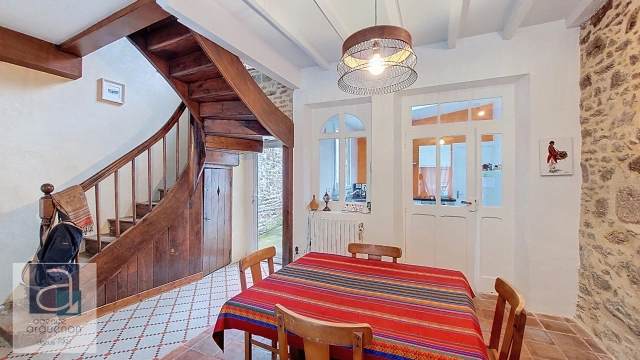 
DINAN - Delightful Stone Built 3 Bedroom Townhouse in Privileged Location.
 for sale for 349,237&euro; in Côtes-d'Armor, Brittany