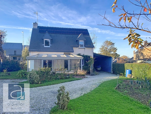 
In Dinard, close to everything, a lovely traditional house, single-level living - charming garden - veranda overlooking the garden. Contact
 for sale for 444,900&euro; in Ille et Villaine, Brittany