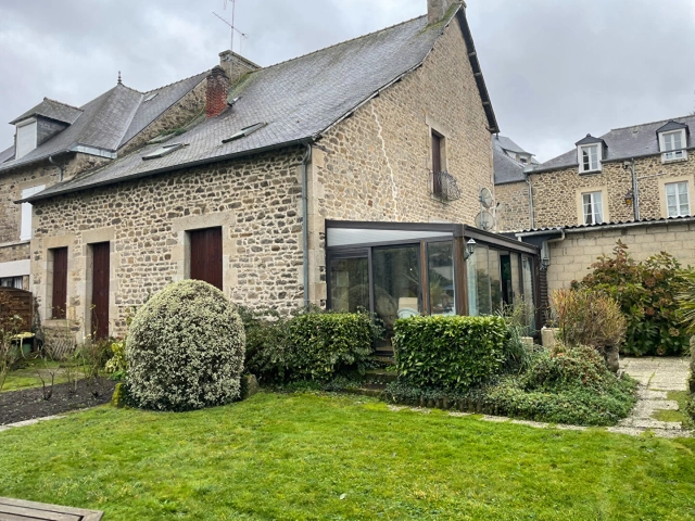 
Spacious period home enclosed gardens, river access and lovely stone outbuildings in the village of Jugon les Lacs
 for sale for 309,000&euro; in Côtes-d'Armor, Brittany
