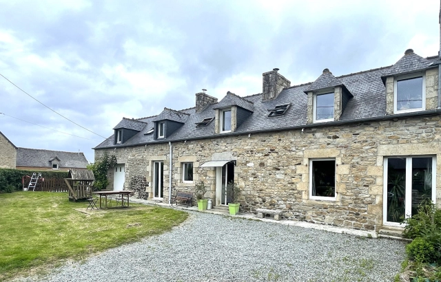 
Close to Dinan, the coast, St Malo - spacious stone family home with attractive gardens
 for sale for 334,400&euro; in Côtes-d'Armor, Brittany