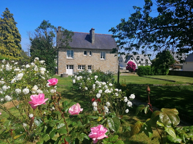 
Plelan le Petit Bourg: Detached stone house with artist's studio, development potential and lovely building plot!
 for sale for 220,000&euro; in Côtes-d'Armor, Brittany