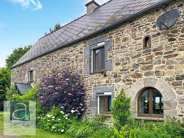 
EXCLUSIVE - BROONS area: Charming house, very close to the lake, wooded garden, rustic character, 120 m2 of living space
 for sale for 174,900&euro; in Côtes-d'Armor, Brittany