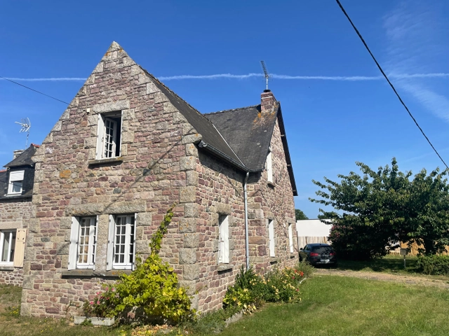 
Close to the beach - stone house and outbuildings to modernise
 for sale for 243,225&euro; in Côtes-d'Armor, Brittany
