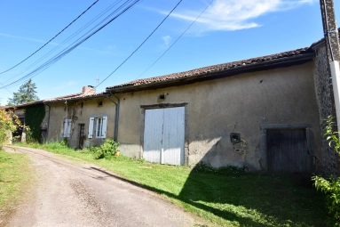 Semi-detached village house of 53.40 m2 to be entirely renovated with an adjoining barn of 108 m2. for sale for 45,000€ in Dordogne, Aquitaine