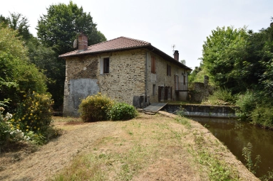 Former one-storey mill of 185 m2 with 1.5 ha of wooded and tree-lined land in Limousin for sale for 242,650€ in Haute-Vienne, Limousin