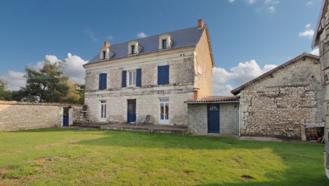 4 Bedroom(s) - 1 Bathroom(s) - 3,603m² land for sale in Vienne, Poitou-Charentes, France - FrenchPropertyPortal.com
BELLE MAISON ANCIENNE
for sale for 210,940€ in Vienne, Poitou-Charentes
