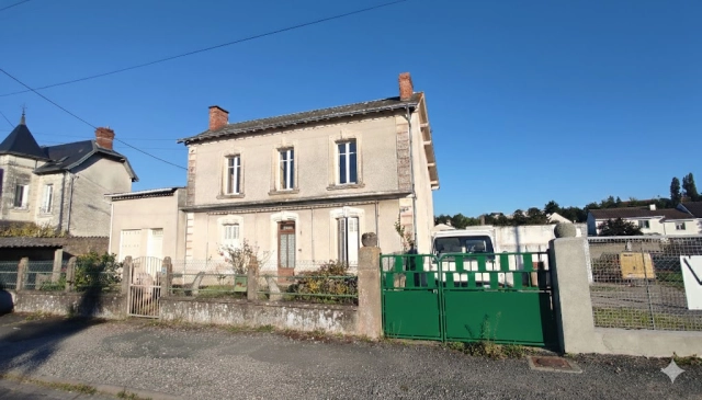 
MAISON A RENOVER ET LOCAL PROFESSIONNEL (GARAGE AUTOMOBILE)
 for sale for 191,250&euro; in Vienne, Poitou-Charentes