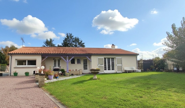 3 Bedroom(s) - 4,212m² land for sale in Vienne, Poitou-Charentes, France - FrenchPropertyPortal.com
BELLE MAISON DE PLAIN PIED AVEC PISCINE
for sale for 295,400€ in Vienne, Poitou-Charentes