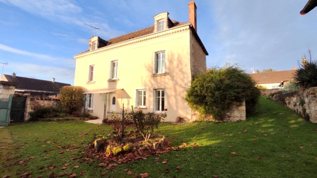3 Bedroom(s) - 2,456m² land for sale in Vienne, Poitou-Charentes, France - FrenchPropertyPortal.com
BELLE MAISON ANCIENNE DE CENTRE BOURG
for sale for 233,200€ in Vienne, Poitou-Charentes