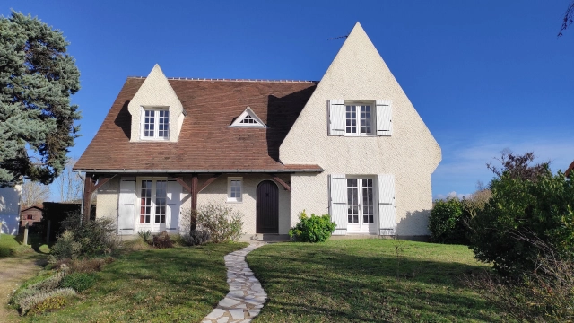 4 Bedroom(s) - 1 Bathroom(s) - 1,239m² land for sale in Vienne, Poitou-Charentes, France - FrenchPropertyPortal.com
BELLE MAISON SUR SOUS SOL
for sale for 244,375€ in Vienne, Poitou-Charentes