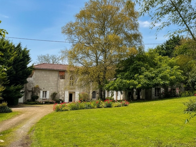 6 Bedroom(s) - 2 Bathroom(s) - 5,800m² land for sale in Vienne, Poitou-Charentes, France - FrenchPropertyPortal.com
PETITE PROPRIETE ATYPIQUE AVEC CHAPELLE - PISCINE
for sale for 340,000€ in Vienne, Poitou-Charentes
