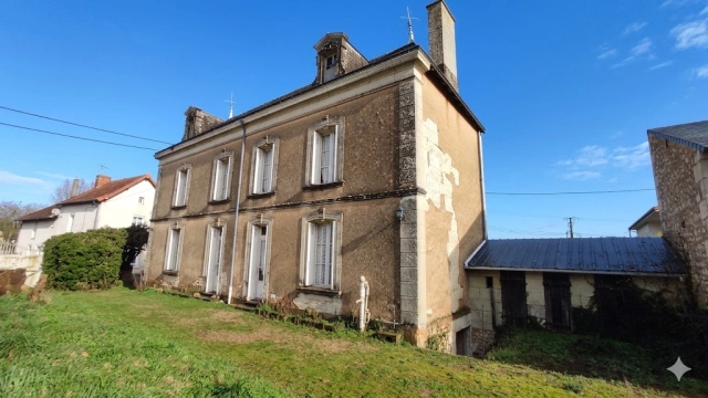 3 Bedroom(s) - 1 Bathroom(s) - 3,643m² land for sale in Vienne, Poitou-Charentes, France - FrenchPropertyPortal.com
Maison ancienne à rénover de 131 m² avec grand terrain à Naintré - Réf 11901
for sale for 127,500€ in Vienne, Poitou-Charentes