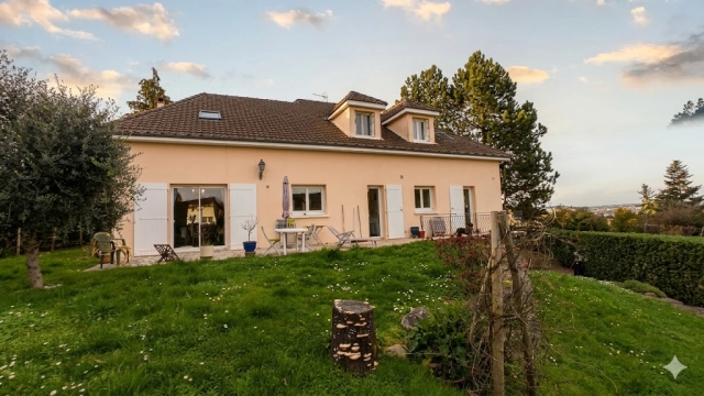 5 Bedroom(s) - 2 Bathroom(s) - 905m² land for sale in Vienne, Poitou-Charentes, France - FrenchPropertyPortal.com
QUARTIER HOPITAL - MAISON SUR SOUS-SOL
for sale for 265,620€ in Vienne, Poitou-Charentes