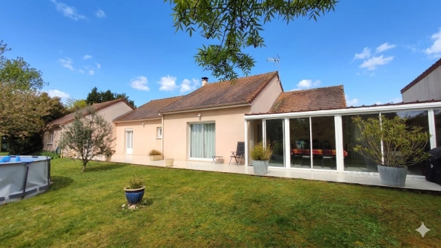 3 Bedroom(s) - 1 Bathroom(s) - 1,356m² land for sale in Vienne, Poitou-Charentes, France - FrenchPropertyPortal.com
PLAIN PIED RECENT 2005
for sale for 233,750€ in Vienne, Poitou-Charentes