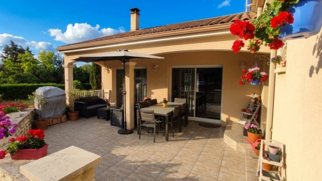 3 Bedroom(s) - 1 Bathroom(s) - 4,920m² land for sale in Vienne, Poitou-Charentes, France - FrenchPropertyPortal.com
BELLE VILLA DANS UN JARDIN ARBORE
for sale for 308,290€ in Vienne, Poitou-Charentes