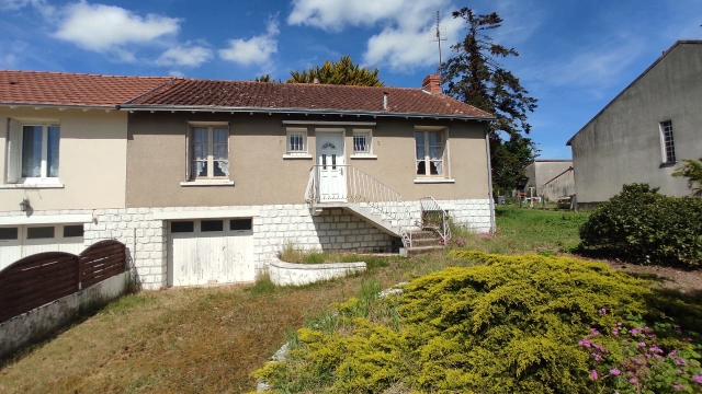 3 Bedroom(s) - 998m² land for sale in Vienne, Poitou-Charentes, France - FrenchPropertyPortal.com
MAISON SUR SOUS SOL IDEAL POUR INVESTISSEUR
for sale for 106,200€ in Vienne, Poitou-Charentes