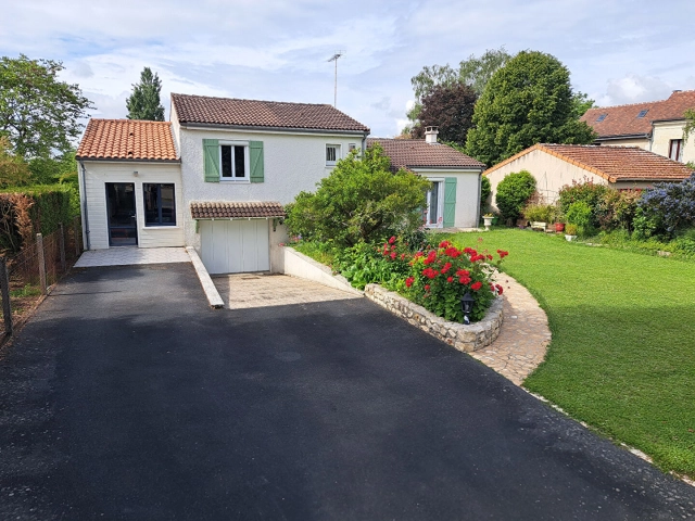 3 Bedroom(s) - 1,663m² land for sale in Vienne, Poitou-Charentes, France - FrenchPropertyPortal.com
MAISON AVEC STUDIO INDEPENDANT - QUARTIER EST
for sale for 222,500€ in Vienne, Poitou-Charentes