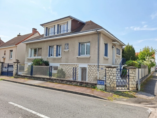 4 Bedroom(s) - 1 Bathroom(s) - 444m² land for sale in Vienne, Poitou-Charentes, France - FrenchPropertyPortal.com
A DEUX PAS DU CENTRE !
for sale for 199,000€ in Vienne, Poitou-Charentes