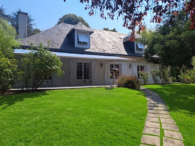 4 Bedroom(s) - 10,629m² land for sale in Vienne, Poitou-Charentes, France - FrenchPropertyPortal.com
VILLA AVEC GRAND PARC ET PISCINE, SECTEUR EST
for sale for 274,950€ in Vienne, Poitou-Charentes