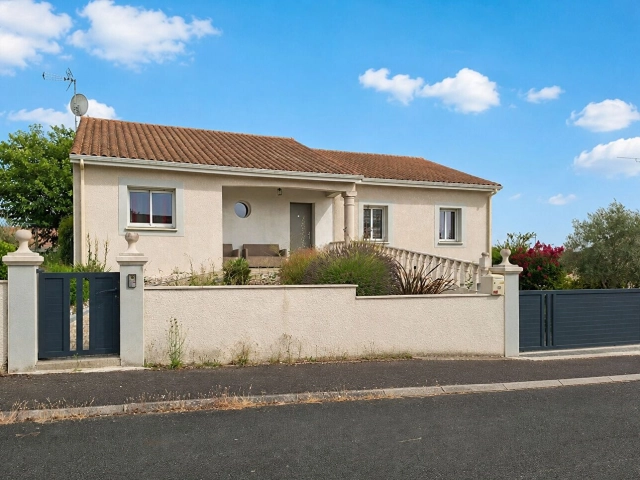 4 Bedroom(s) - 1 Bathroom(s) - 704m² land for sale in Vienne, Poitou-Charentes, France - FrenchPropertyPortal.com
MAISON FAMILIALE AVEC BEAUX VOLUMES - DANGE ST ROMAIN
for sale for 290,800€ in Vienne, Poitou-Charentes