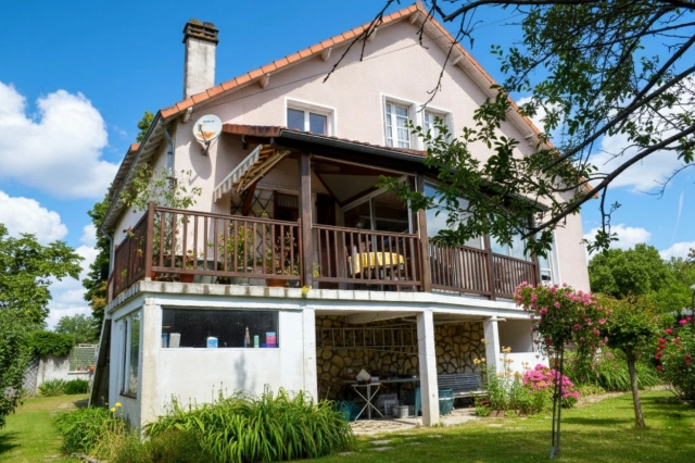 5 Bedroom(s) - 1 Bathroom(s) - 621m² land for sale in Vienne, Poitou-Charentes, France - FrenchPropertyPortal.com
A SAISIR - PROCHE CENTRE - BORD DE VIENNE
for sale for 107,200€ in Vienne, Poitou-Charentes
