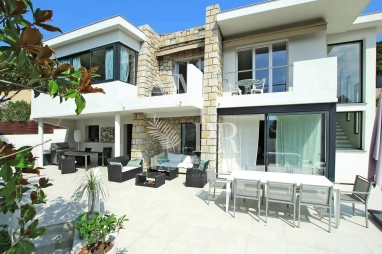 4 Bedroom(s) - 1,066m² land for sale in Alpes-Maritimes, Provence-Alpes-Côte-d'Azur, France - FrenchPropertyPortal.com Exceptional Contemporary Villa with Sea Views – Peaceful Setting Close to Shops for sale for 1,600,000€ in Alpes-Maritimes, Provence-Alpes-Côte-d'Azur