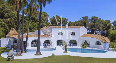 6 Bedroom(s) - 0 m² land for sale in Alpes-Maritimes, Provence-Alpes-Côte-d'Azur, France - FrenchPropertyPortal.com CHARACTER VILLA – PRIVATE GATED ESTATE – 24/7 SECURITY – RENOVATED IN 2025 for sale for 5,950,000€ in Alpes-Maritimes, Provence-Alpes-Côte-d'Azur