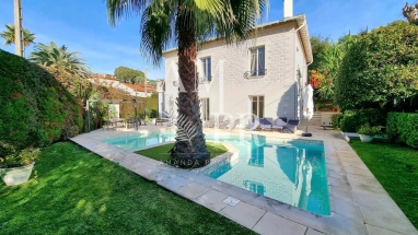 7 Bedroom(s) - 0 m² land for sale in Alpes-Maritimes, Provence-Alpes-Côte-d'Azur, France - FrenchPropertyPortal.com City center quiet - Main House and Guest House - Cannes for sale for 3,990,000€ in Alpes-Maritimes, Provence-Alpes-Côte-d'Azur