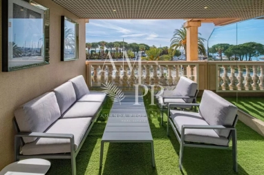 Golfe-Juan – Seafront 1-Bedroom Apartment with Port and Pool for sale for 565,000&euro; in Alpes-Maritimes, Provence-Alpes-Côte-d'Azur