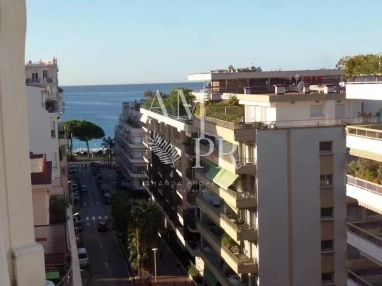 A short walk from the beaches - Cannes Croisette - 40m² 2-room apartment - Sea view for sale for 470,000&euro; in Alpes-Maritimes, Provence-Alpes-Côte-d'Azur