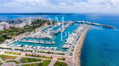 EXCLUSIVE - Cannes Pointe Croisette – 80 m² two-bedroom flat – Second-line – In need of renovation for sale for 735,000&euro; in Alpes-Maritimes, Provence-Alpes-Côte-d'Azur