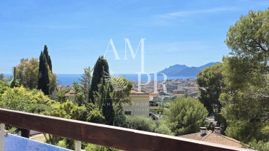 Exclusive: 3-bedroom flat, 110m², with a terrace and sea views for sale for 850,000&euro; in Alpes-Maritimes, Provence-Alpes-Côte-d'Azur